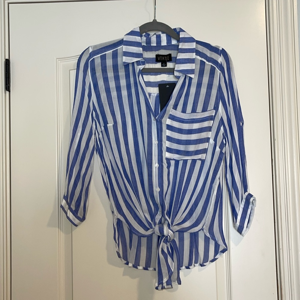 Vixbe tie front button down. Size small, NWT, slight pull in front. (See photo)